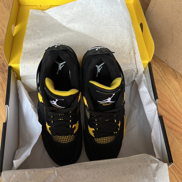 Air Jordan Retro 4 Thunder 2023 - Picture 5 of 7